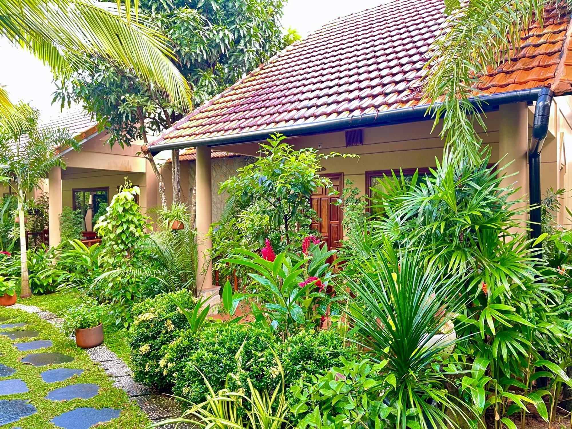 Golden Topaz Phu Quoc Resort Esterno foto